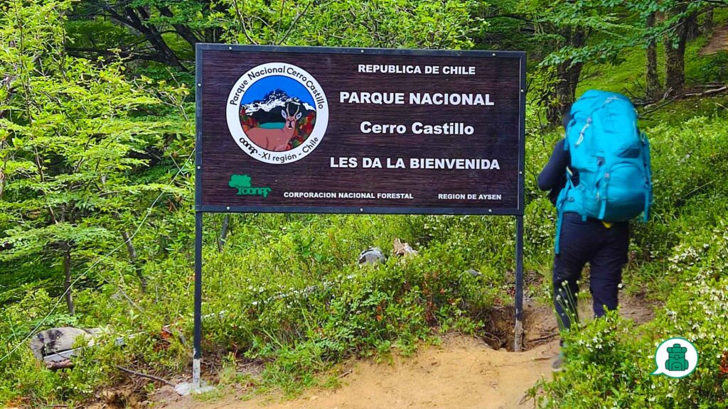 Ingreso al parque Cartel de madera con información sobre el Parque Nacional Cerro Castillo.