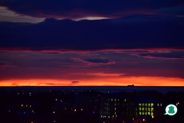El Estrecho de Magallanes se ilumina con un amanecer austral. Cielo teñido de colores cálidos al amanecer en Punta Arenas en despedida de Ruta Patagonia