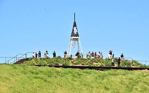 Vistas desde la cima del Mount Eden Personas en la cima del Mount Eden en Auckland