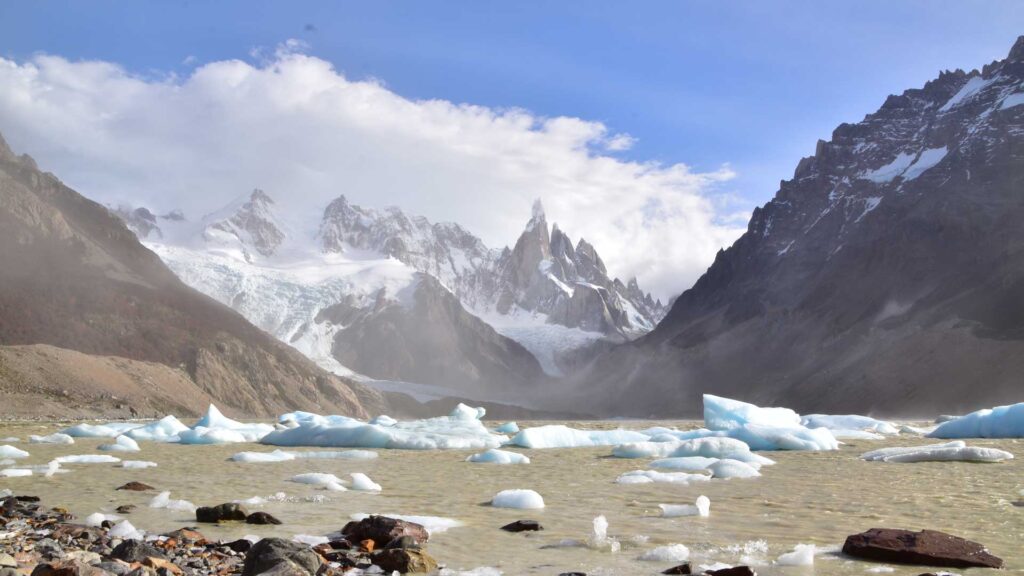 Vista de Laguna La Torre con trozos de glaciar flotando