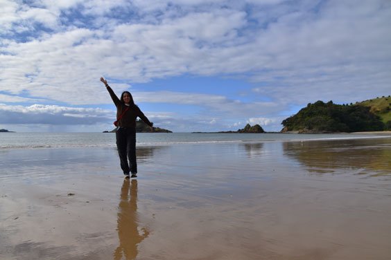 Camila en reflexión frente al océano Camila disfrutando el horizonte en una playa de Kerikeri