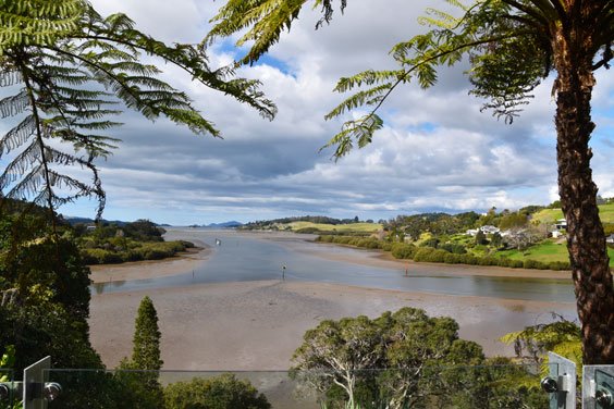 Marea baja en las costas de Kerikeri Paisaje costero de Kerikeri durante la marea baja