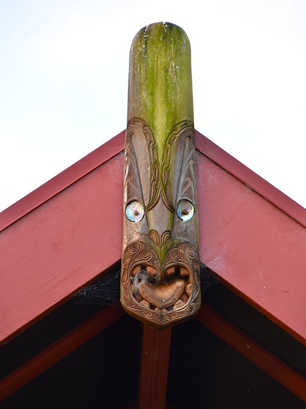 Arte y tradición maorí en madera Escultura maorí tallada en madera en Nueva Zelanda.