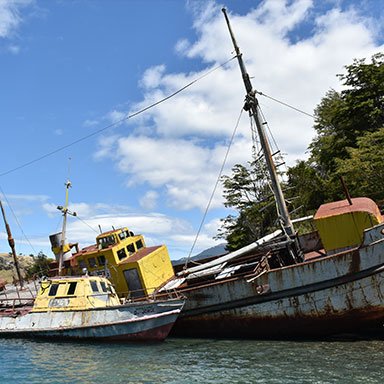 Botes encallados en la costa de Puerto Río Tranquilo durante el tour fotográfico
