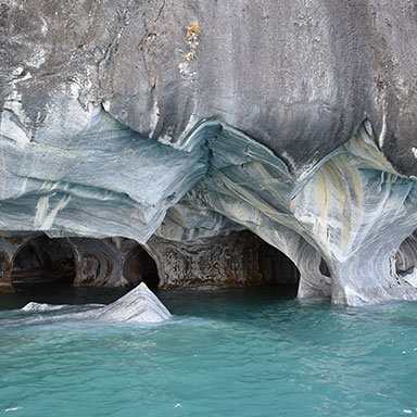 Aguas turquesas contrastando con el mármol blanco de las cavernas.