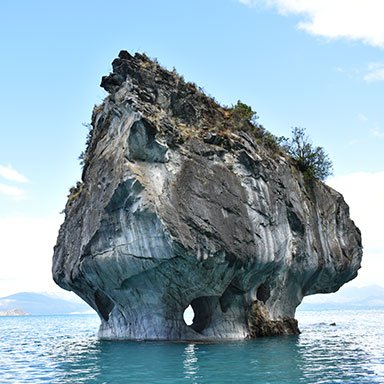 Capilla de Mármol reflejada en las aguas del Lago General Carrera