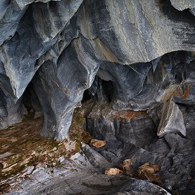 Interior de las cavernas de mármol con reflejos en el agua.