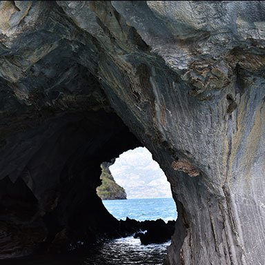 Paredes onduladas de mármol con vetas de diversos colores.