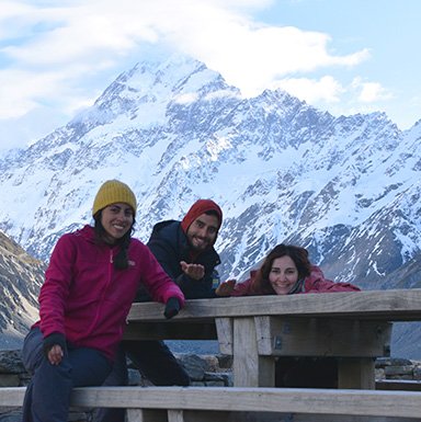 Juntos bajo la sombra de Aoraki / Mount Cook Amigos en itinerario isla sur de nueva zelanda