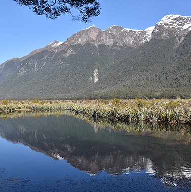 Reflejo perfecto en laguna de montaña, Nueva Zelanda Montaña nevada reflejada en lago cristalino en Nueva Zelanda.