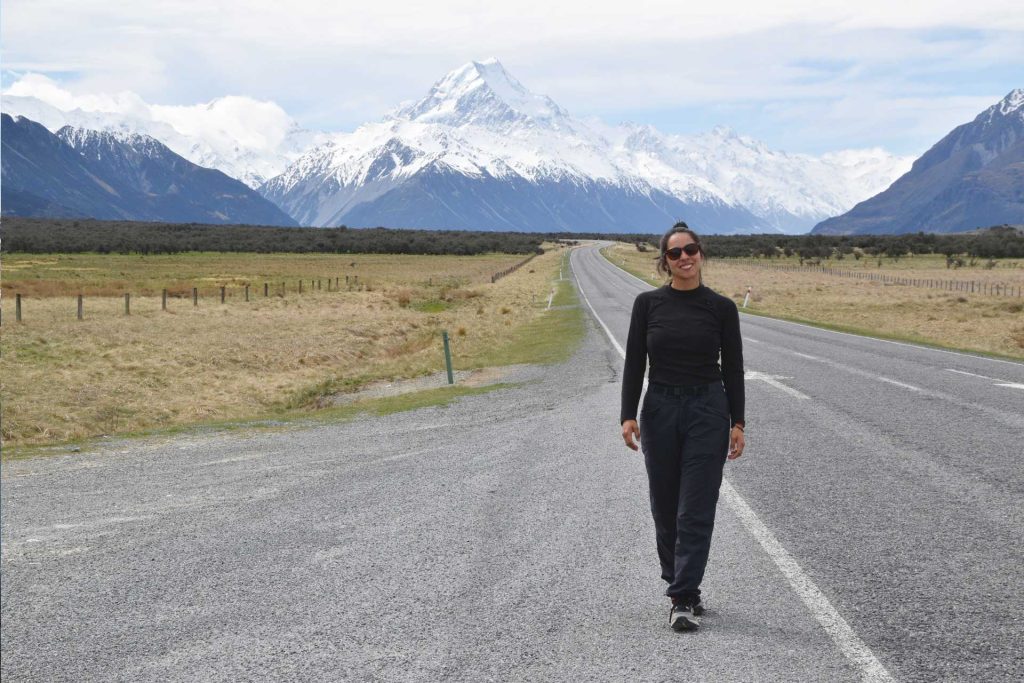 Sonrisas en ruta hacia Mount Cook itinerario isla sur de nueva zelanda Mount Cook de fondo