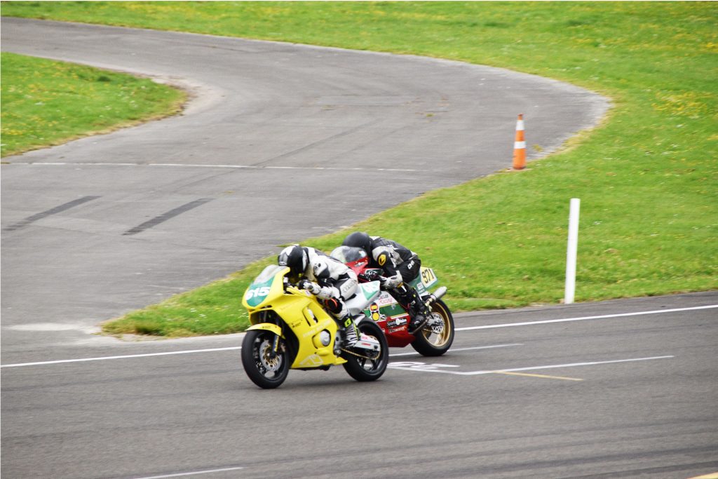 Velocidad en Feilding: competencia sobre ruedas Motocicletas en competencia en pista en Feilding.