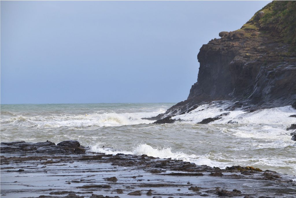 Mar violento y escarpado al sur del país Mar golpeando acantilados en la costa sur de Nueva Zelanda.
