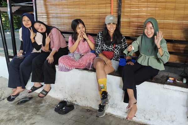 Encuentros que trascienden culturas. Camila compartiendo un momento de descanso con jóvenes indonesias.