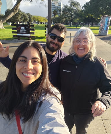 Hasta pronto, Miss Lizeth. John, Camila y Miss Lizeth abrazados en su despedida de Workaway.