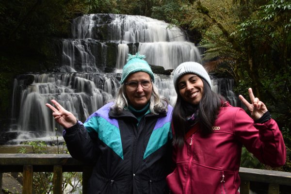 Compartir momentos en Owaka. Camila y Miss Mary compartiendo una tarde en el voluntariado de Owaka.