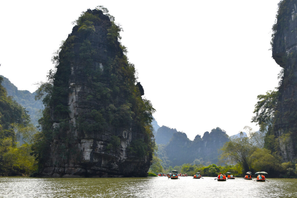 Impresionantes formaciones kársticas rodeadas de agua en la Ruta en Ninh Binh Vietnam capturadas por Parche Y Le Cuento.