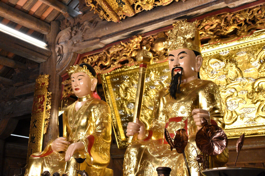 Figuras religiosas de gran tamaño bañadas en oro dentro de un santuario en Vietnam.
