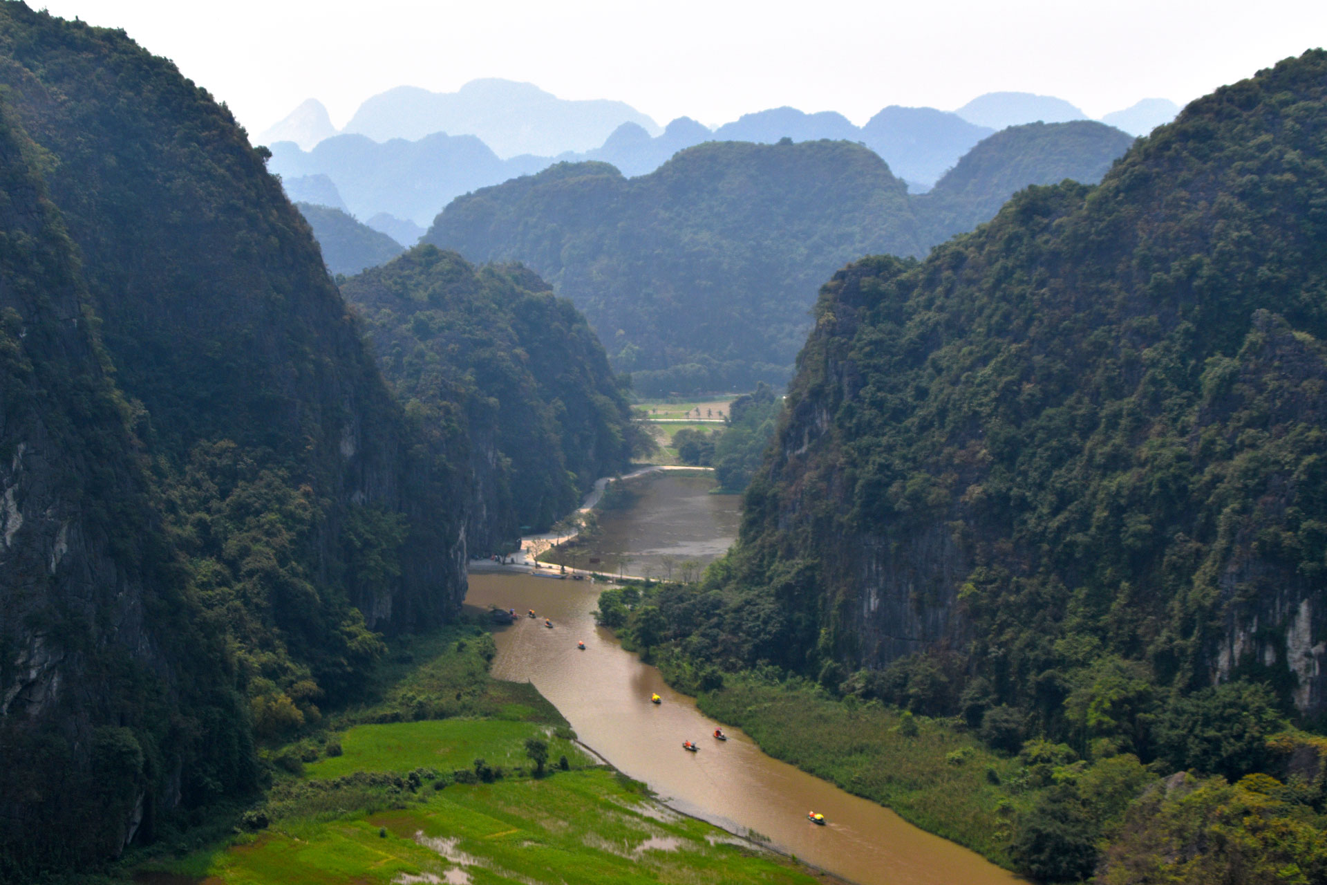 Al cruzar las puertas de estos templos, la mirada se eleva ante la imponencia de deidades que irradian una paz profunda, recordándonos la rica herencia espiritual que define cada paso por Ninh Binh.